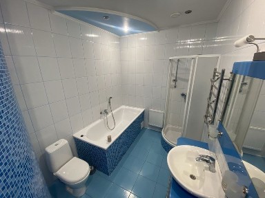 Продаж нового цегляного будинку в центральній частині міста.