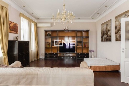 Круглоуніверситетська вулиця, район Печерський, Київ, метро Печерська, вул. Круглоуніверситетська 14 • ID 33531256