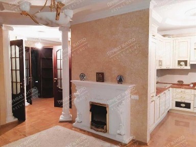 Центр. Трикімнатна сталінка з індивідуальним опаленням.