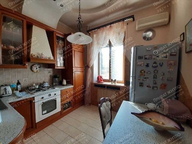 Історичний центр! Сталінка з ліфтом та бомбосховищем.