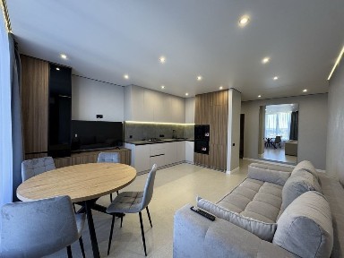 Продам простору двокімнатну в центрі міста