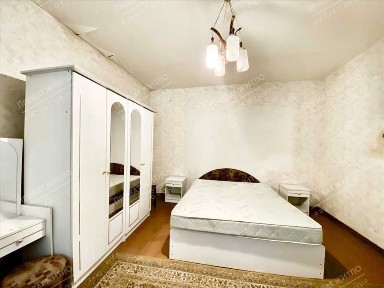 Цегляний будинок з окремою ділянкою в місті.