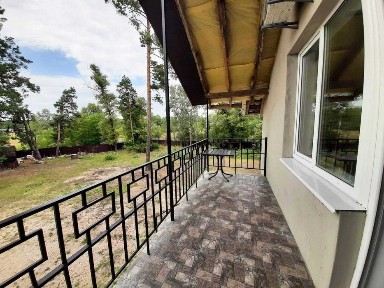 Сучасний котедж 360 м. кв біля лісу до 20 осіб