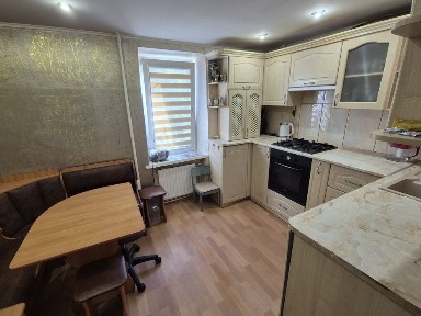 2-кімнатна з індивідуальним опаленням. Можливий продаж по сертифікату