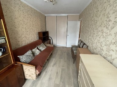 Продається 2-х кімнатна з розд. кімнатами на Браїлках, біля 13 Гімназії