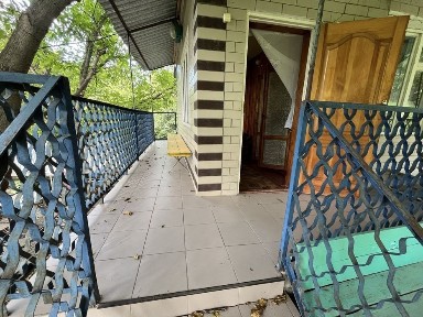 Дача з великою територією та житловим станом.