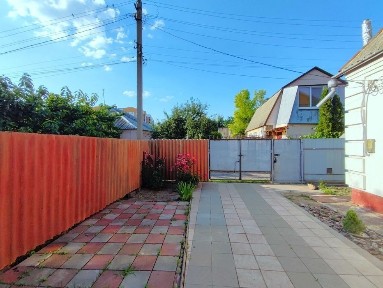 Двоповерховий Цегляний Будинок біля Тролейбусної Зупинки Розсошенці.