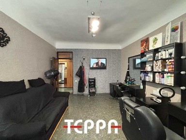 Продаж 2-кімнатної повнометражної квартири під салон краси