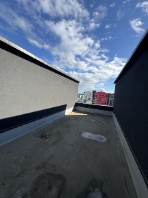 Продаж просторої дворівневої квартири з терасами в центрі міста