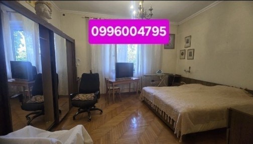 1/2 будинку в центрі Чернівців, двір, заїзд, огорожа.