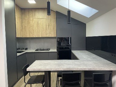 Здається 3-х кімнатна квартира в новобудові.