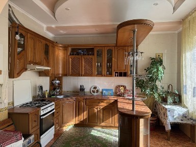 Житловий будинок поруч з річкою Південний Буг