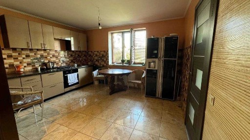 Продається житловий будинок + будівля смт. Козелець