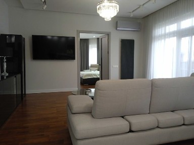 Продам сучасну квартиру 83 м кв. з суперремонтом в ценрі Чернівців.