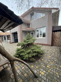 Продається 2 поверховий будинок в центрі міста.