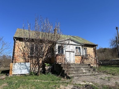 Цегляний будинок під реконструкцію з великою ділянкою в с. Городок