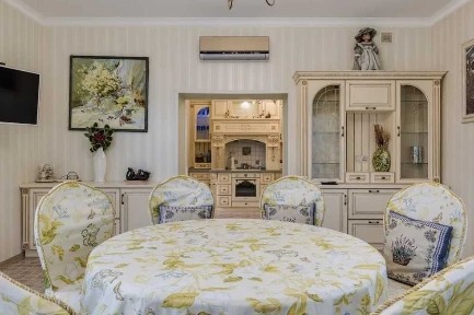 Лютіж, Оренда будинку в тихому місці