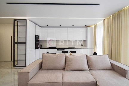 Продається сучасна 2-кімнатна квартира + кухня студія в центрі міста