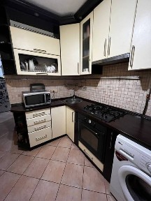 Продається трикімнатна квартира