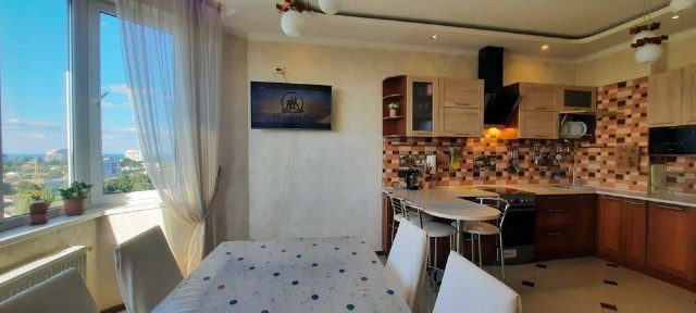 Центр. З./В. 85м²2кімн. +кух. -студія, 2сан. в;джакузі. ЖК