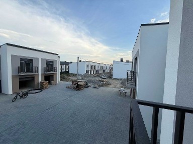 Продаєтся танхаус в с. Крихівці 135 м2 1,6 сотки землі.