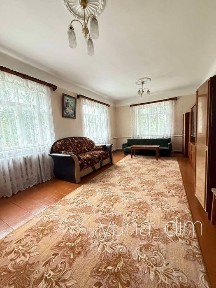 Цегляний будинок з садом і гаражем