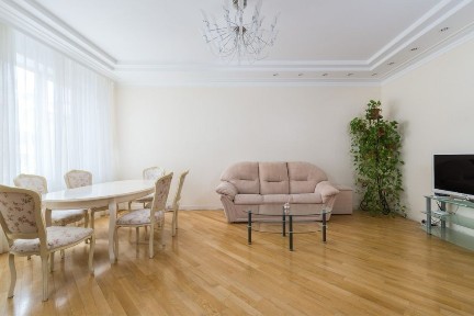 Київ, Шевченківський, вулиця Павлівська 17