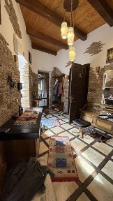 Продаж будинку в стилі середньовіччя