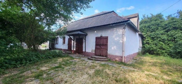 Приміщення під комерційну діяльність або житло