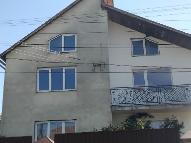 Ціну резко знижено! Продаємо великий будинок м. Свалява, Закарпатської