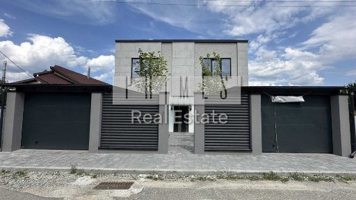 Продаж сучасного, двоповерхового будинку біля Голосіївського парку