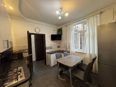 Продаж 2 кімнатної квартири в центрі Львова, по вул. Менцинського.