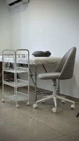 Оренда місця | візажного стола / дзеркала і кушетки у центрі