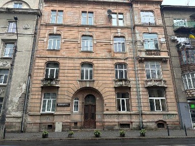 Квартира в австрійському будинку з історичним шармом без ремонту