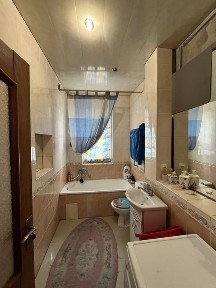 Продаж двох будинків у одному дворі.