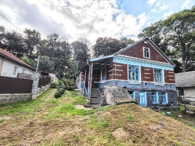 Половина будинку на великій земельній ділянці в районі великого базару