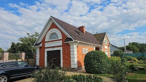 Гарний будинок під лісом. Є ВІДЕООГЛЯД.