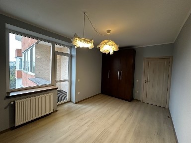 Продається простора 2-кімнатна квартира з коморою біля центру міста!