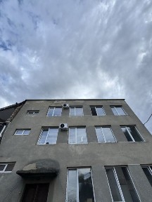 Здається окрема будівля 3 поверха