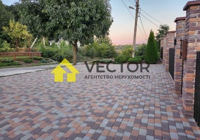 Сучасний будинок з ландшафтним дизайном у продажу!