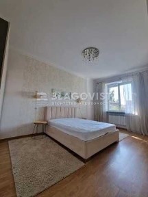 Нивки. Сталінка з сучасним ремонтом.