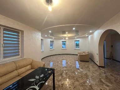 Просторий будинок з новим ремонтом