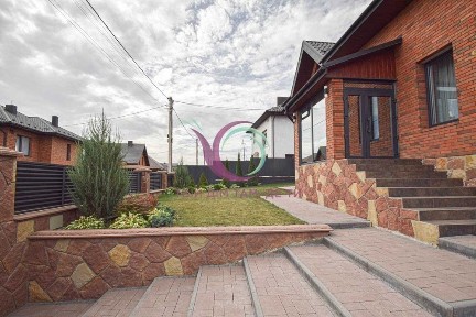 5-к. будинок 176 м2 з власним подвір'ям за вул. Гузара