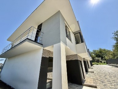 Продається 3-поверховий таунхаус з терасою по вул. Кременецька