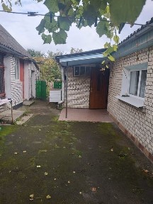 Цілий будинок зі зручностями з великою земельною ділянкою