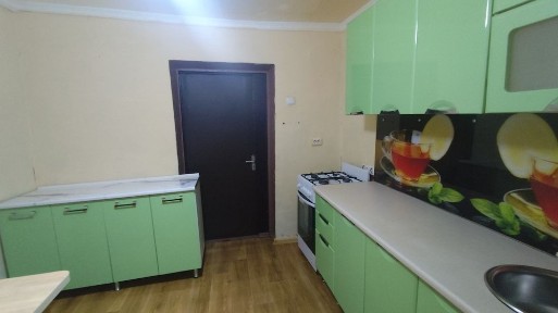 Продам 3-комнатную сталинку в центре