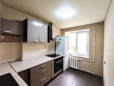 Продам 3-х комнатную на Победе, Бульвар Славы 9.