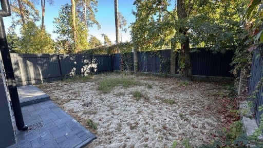 Готовый таунхаус с газом и парковкой на две машины в зеленой Буче