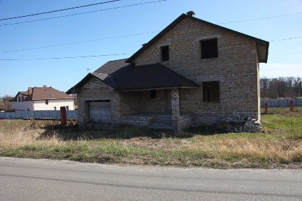 Окремий великий будинок з ракушняка! на великій ділянці поруч з озером