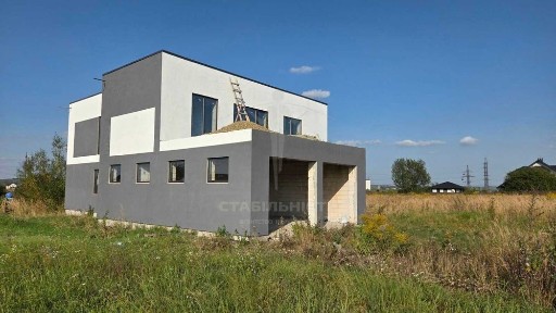 Продаж Будинок 245 м2, 8 соток. 5 кім. 2 гаража. Майст. спальня. Місто